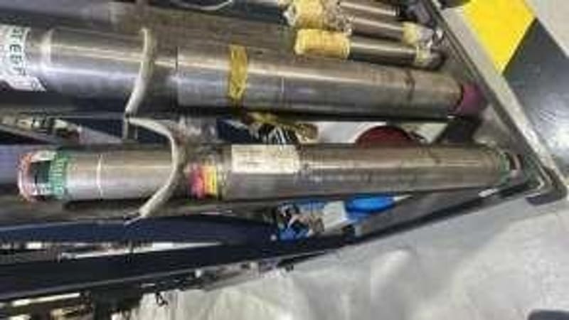 Ferramentas de fundo de poço identificadas e fixadas num rack de transporte